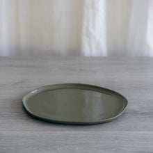 Load image into Gallery viewer, Flax Round Plate 27cm -Khaki
