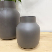 Load image into Gallery viewer, Flax Tub Vase d15cm - Charcoal
